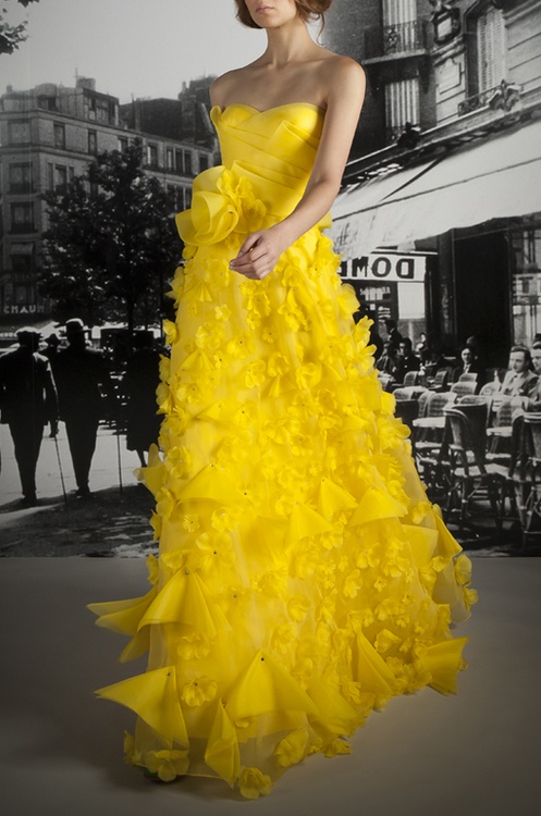 жълта абитуриентска рокля